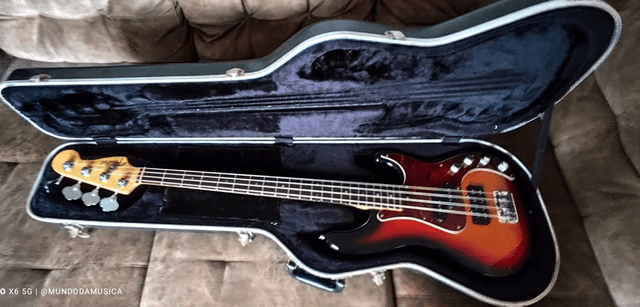Contrabaixo Fender American Precision Bass Deluxe 4C